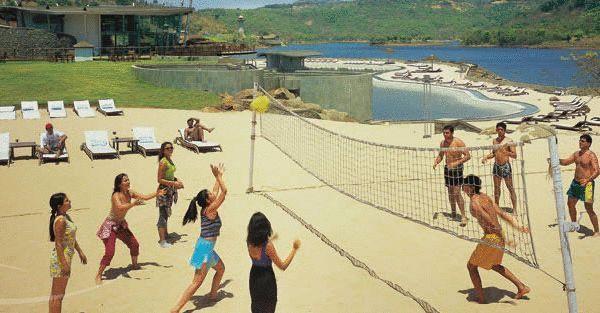 Aamby Valley City Lonavala Exterior foto Beach volleyball at Lake Cascade