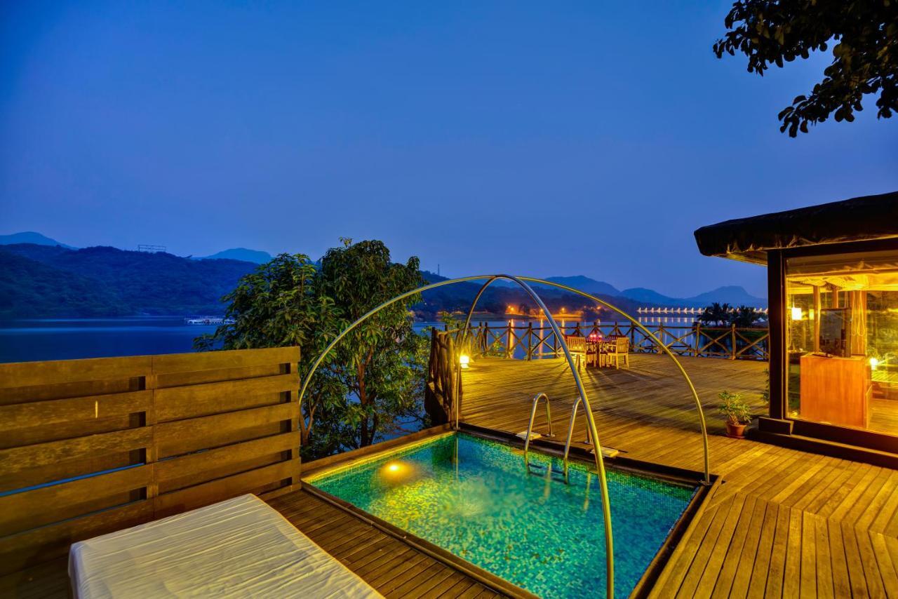 Aamby Valley City Lonavala Habitación foto The swimming pool at the hotel